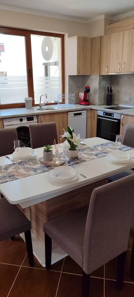 Дава се под наем Тристаен апартамент в Ахелой - 88 кв.м за 561 € - Снимка #1