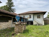 Къща с голям двор и стопански постройки в с. Косарка, област Габрово.