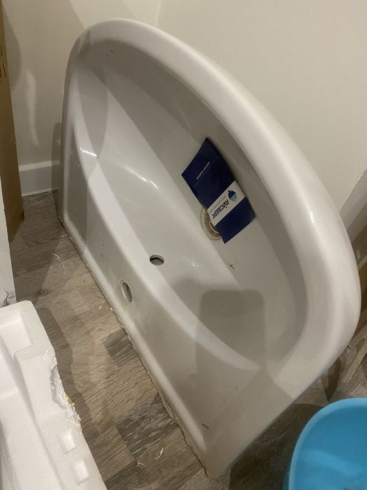 Раковина и зеркало для ванны