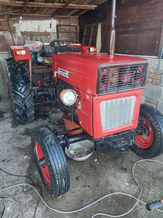 tractor u445 cu remorca și plug
