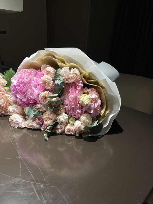 Гүл сатылады, свежые, красивые,композиция хорошая,цена доступная