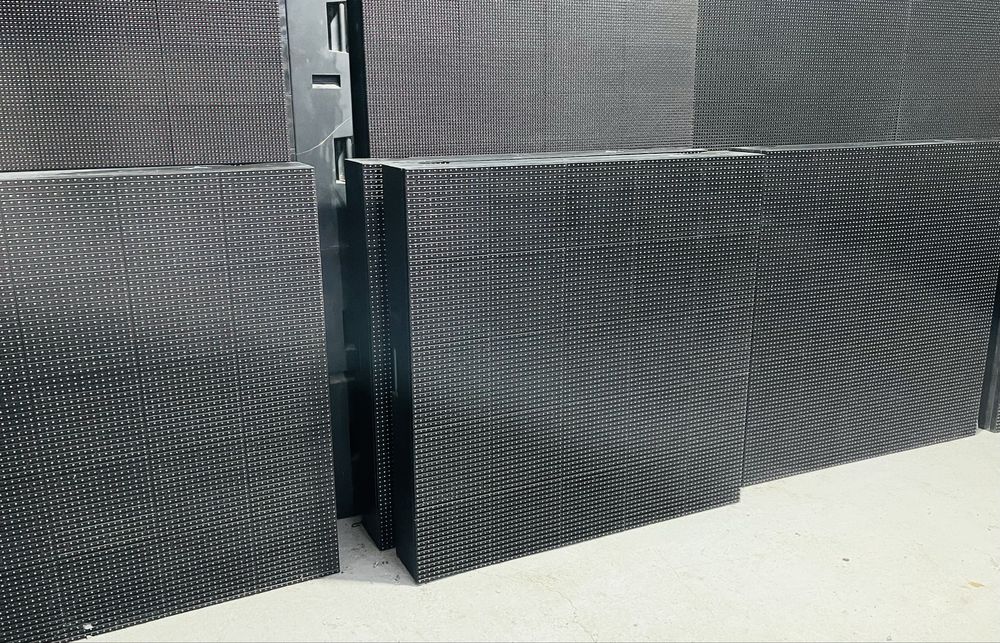 ECRAN LED cabinete  P16 / P20 / P25 NOI si SH . 3 ECRANE