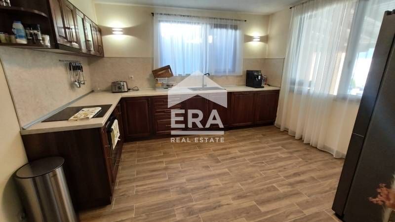 Къща за гости с басейн в с. Баня