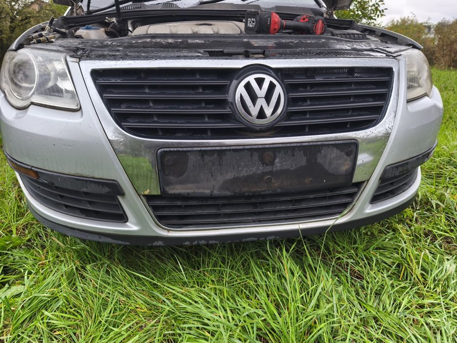 Bară față cu grilă centrală cromată gri LA7W Volkswagen Passat B6