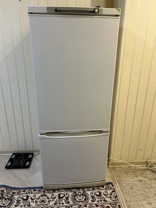 Продам холодильник. Двухкамерный, морозилка снизу.