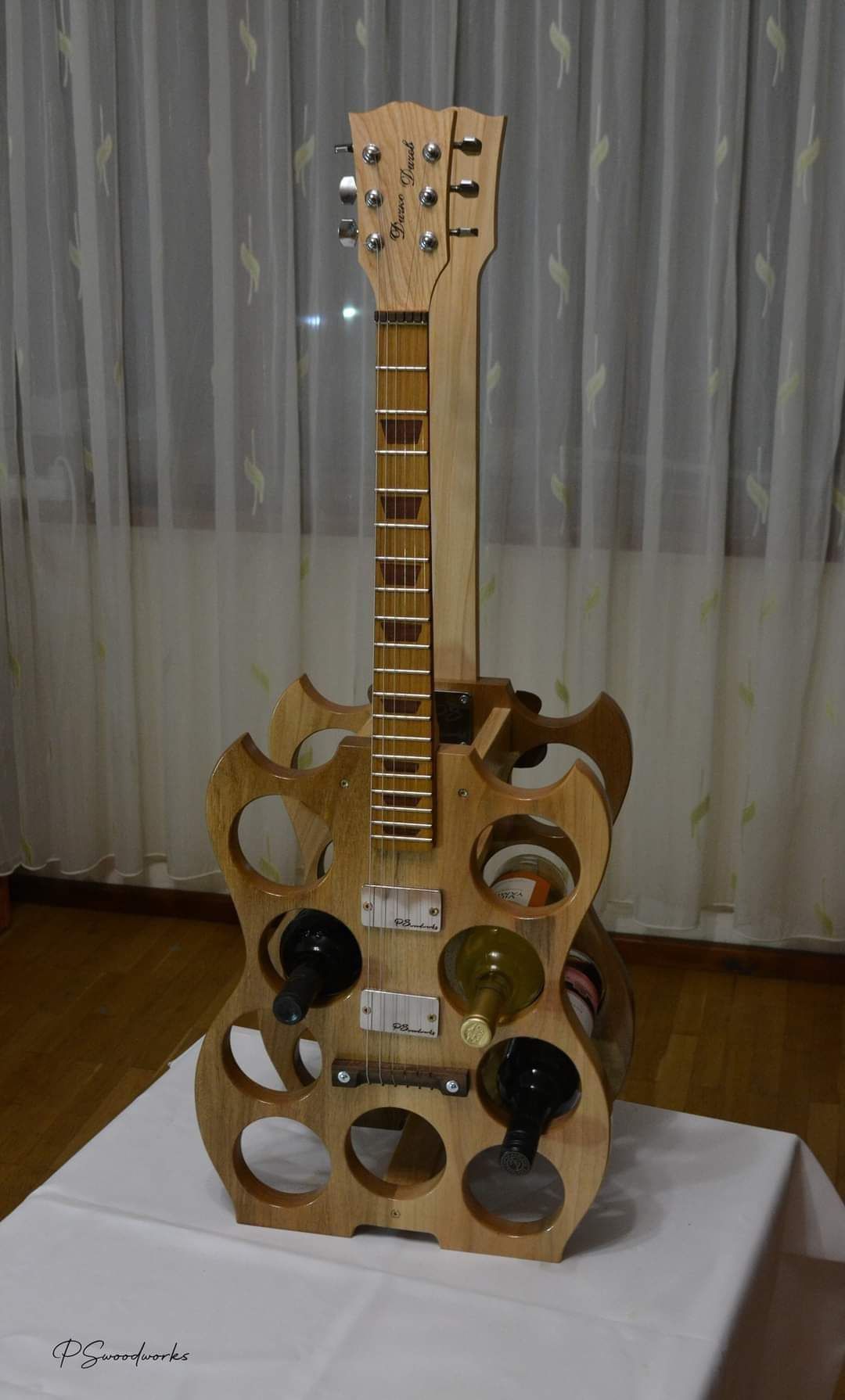 Поставка за вино с форма на китара.