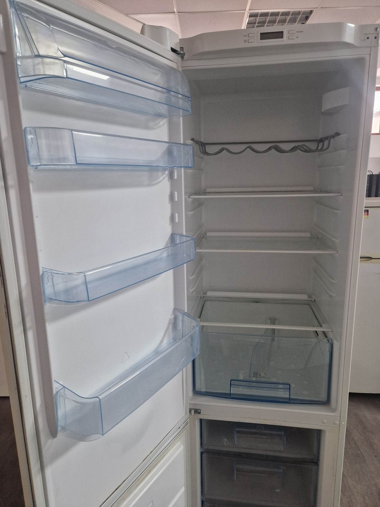 Хладилник с фризер Electrolux A+ 200 см