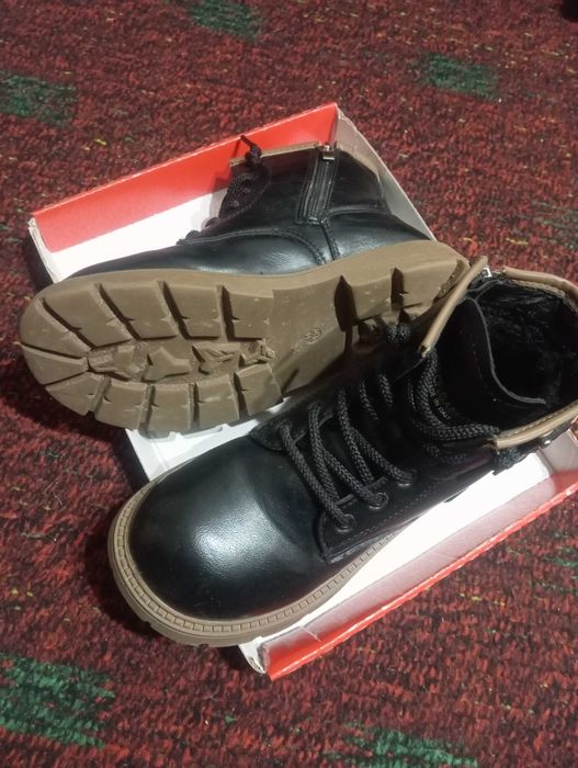 Продам детские демисезонные ботинки для девочки