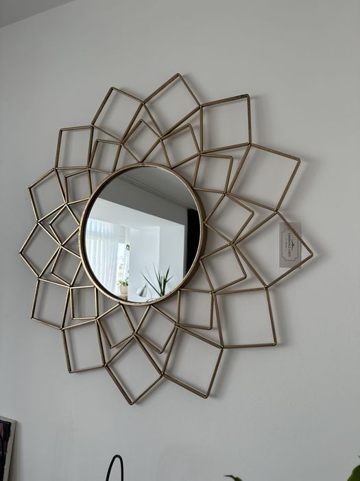 Decoratiune pentru perete cu oglinda