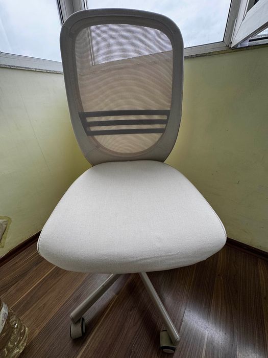 Scaun rotativ IKEA FLINTAN bej – folosit puțin, stare excelentă