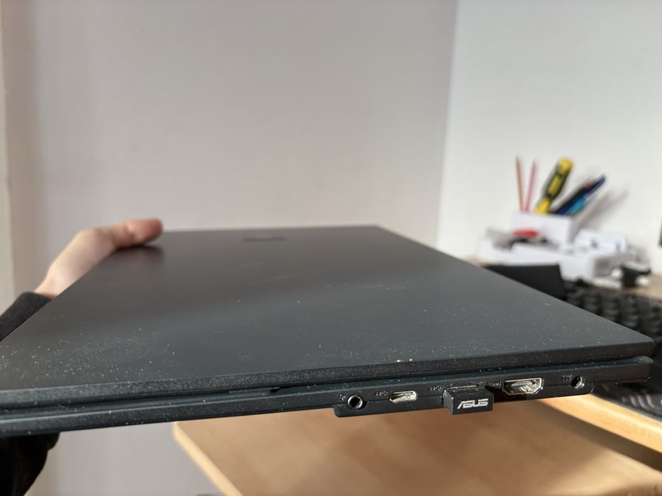 Vand laptop asus vivobook sau schimb cu macbook m1