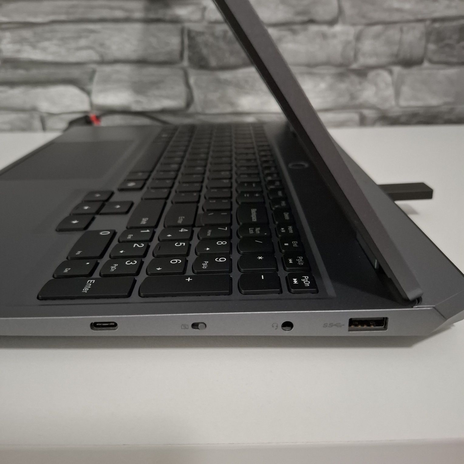 Продавам Lenovo LOQ 15IAX9