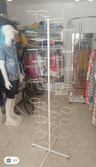 Стойка за 32 шапки