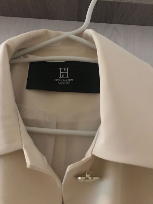 Бутиково Манто/Шлифер в цвят крем със златни акценти