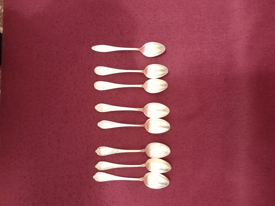 Мельхиоровые и стальные ложки, ножи.