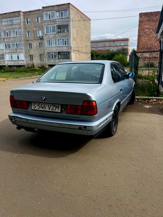 BMW 520 E34 Небесного цвета