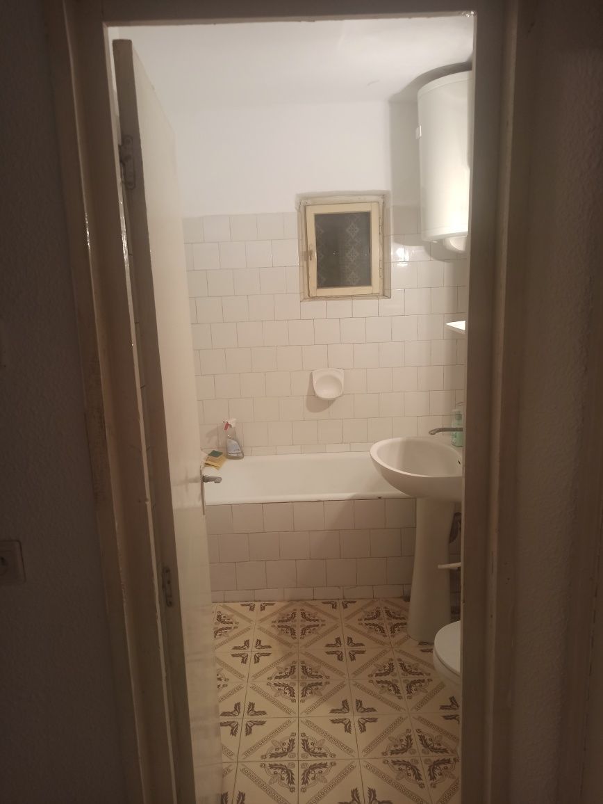 Vând apartament 2 Camere decomandat, Mogador bloc J7 etaj 2 . Elibera