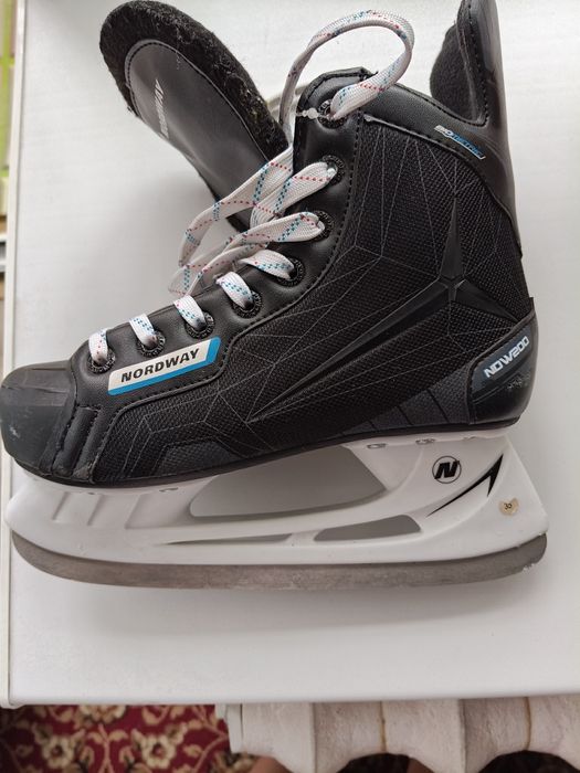 Коньки хоккейные почти новые.