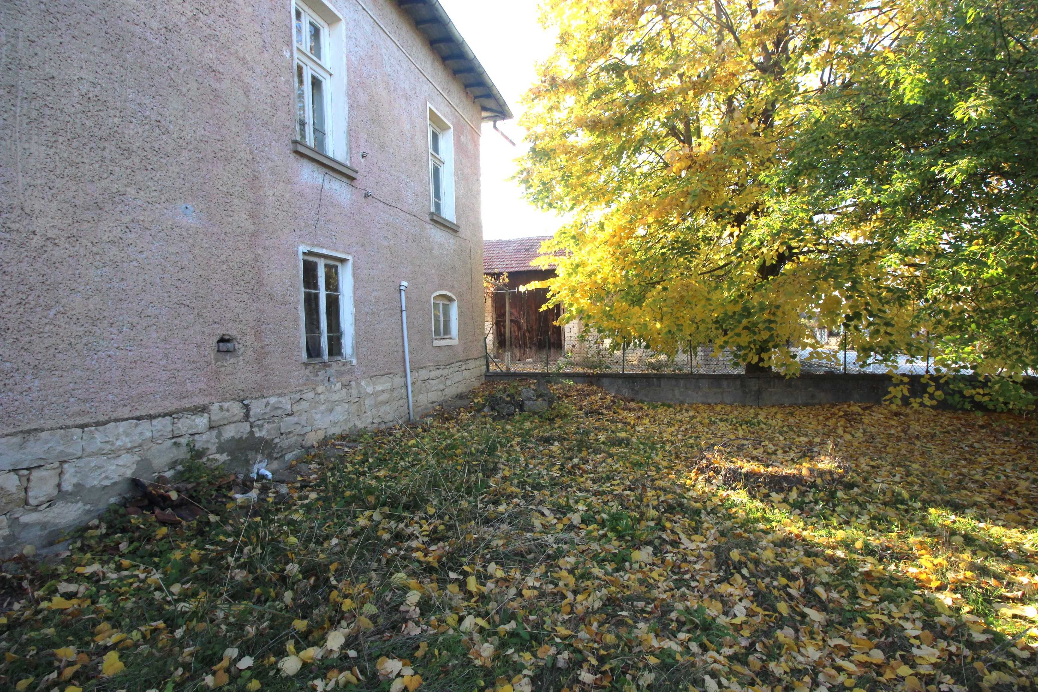 Къща с парцел в с. Крушуна