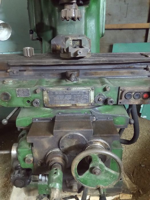 В продаже фоезерный станок марки 6м12п.