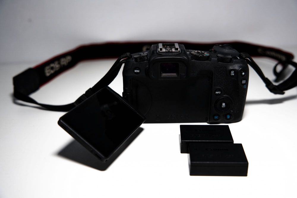 Продавам комплект Canon EOS RP full frame + обективи