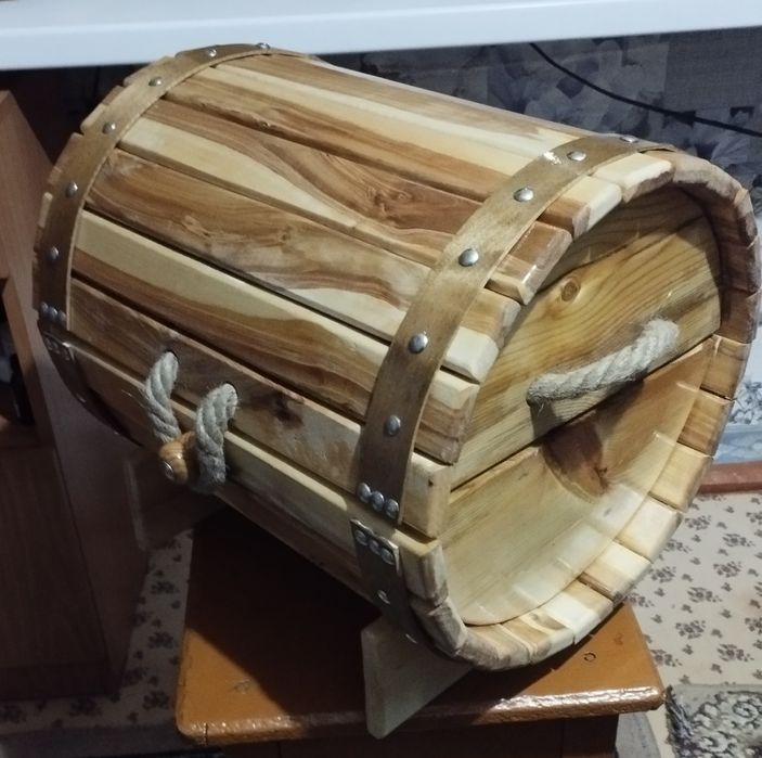 Продам Мини-бар бочка... размер диаметр 30, ширина 40.покрыт яхтным ла