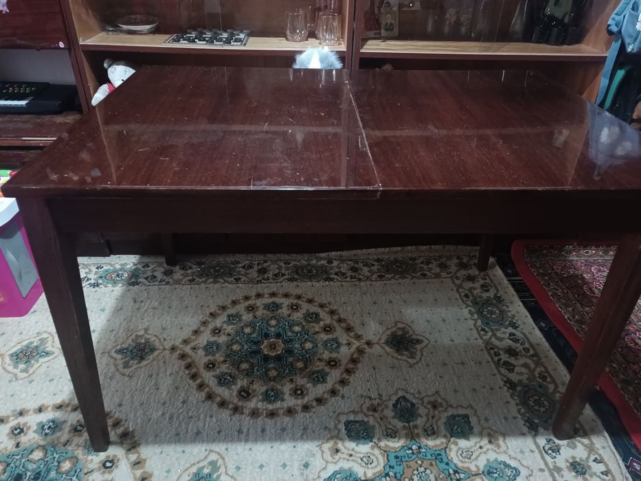 Продаётся деревянный стол.