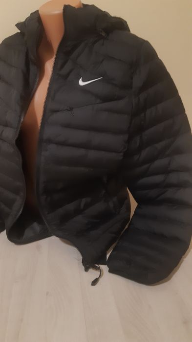 Geaca Nike pentru femei.