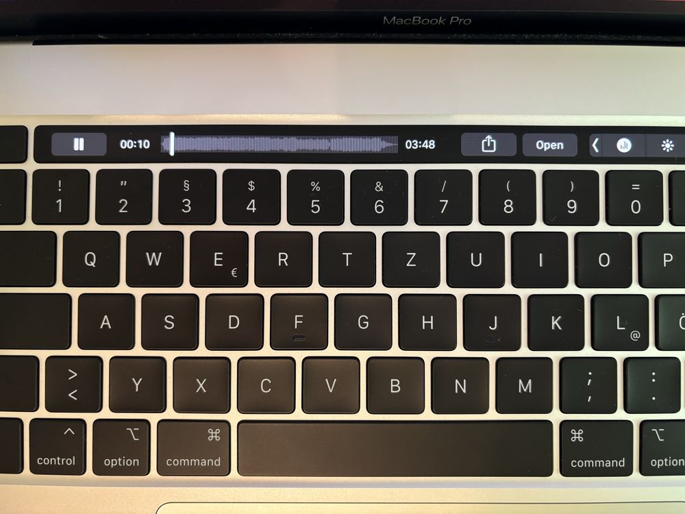 Apple MacBook Pro 16 touchbar