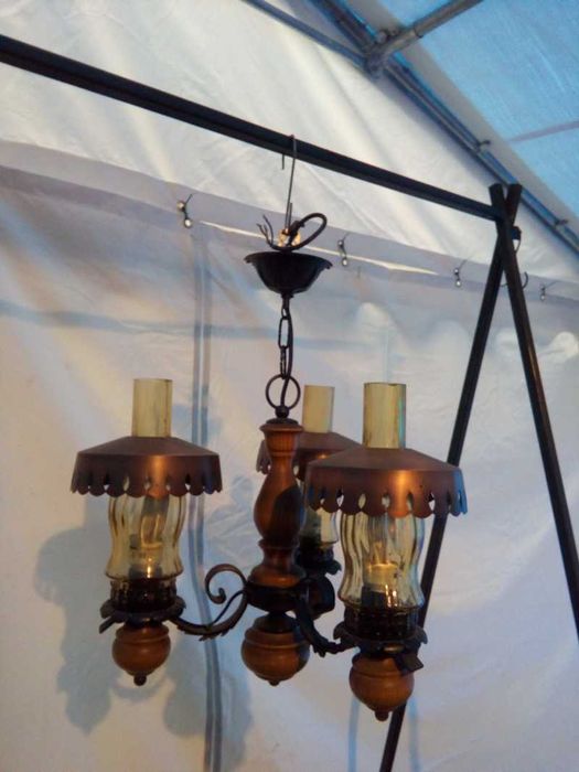 Candelabru din lemn si fier forjat cu trei brate si abajur de sticla