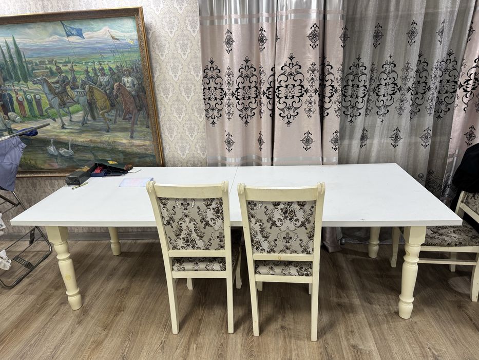 Стол большой, который ещё и раздвигается.
