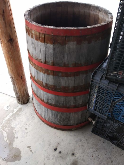 Продавам дървена каца за вино около 280 литра