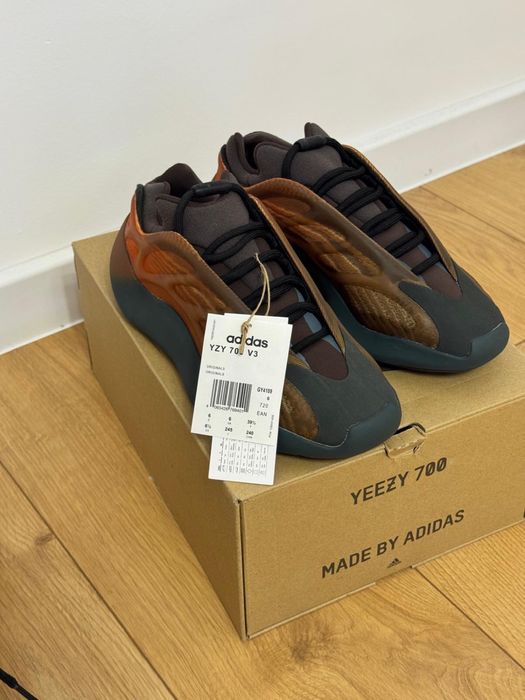 Adidas YEZZY 700 V3 marimea 39 1/3