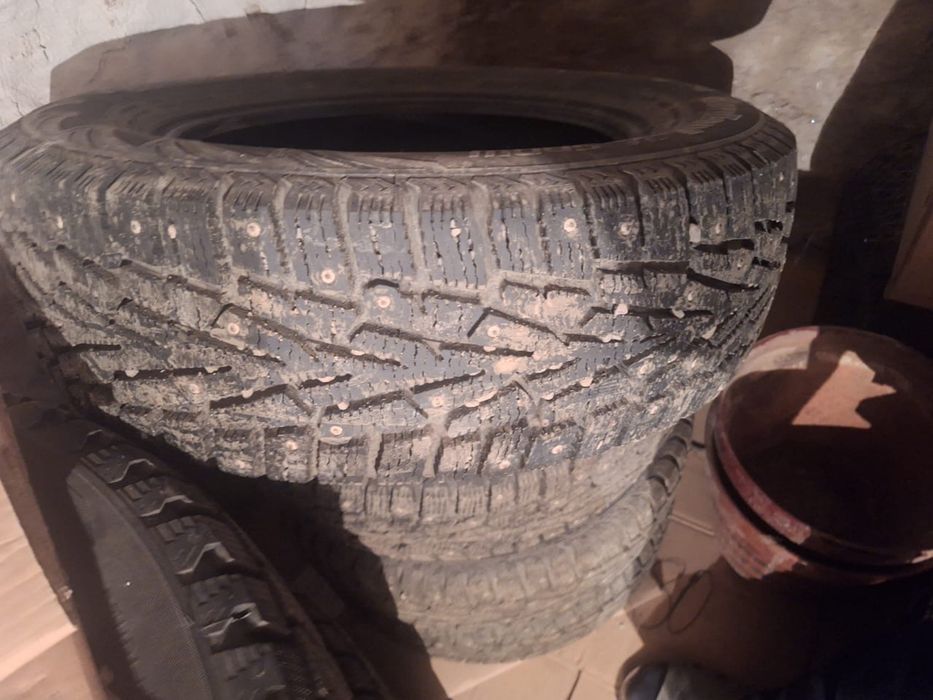 Шины хорошая состаяния 3 каплеты есть