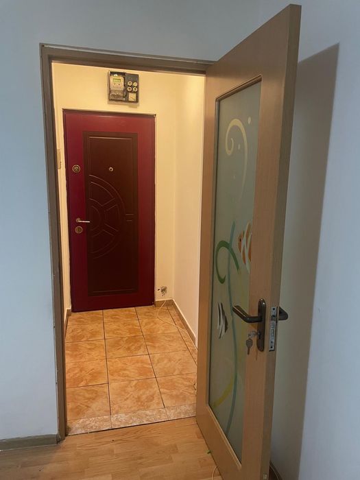 Vand apartament 2 camere semidecomandat -Piata Resita