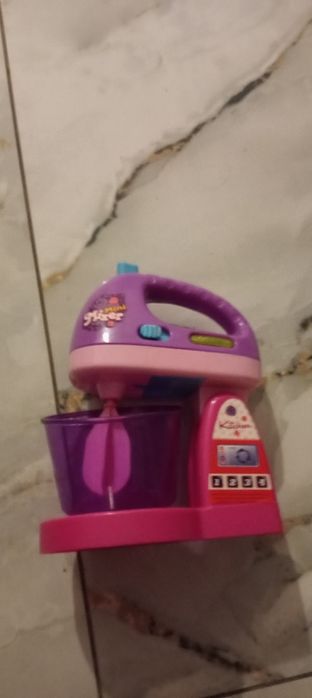 Diverse jucarii si robot pentru mancarea bebelușului