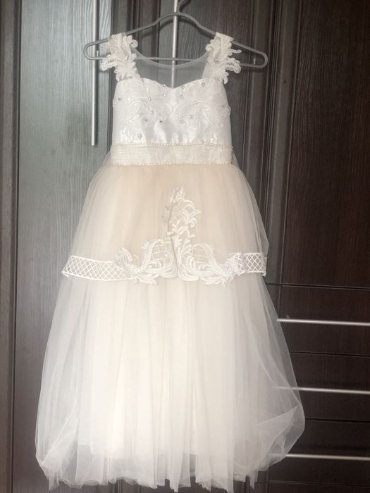 Продам платье на 6-7 лет