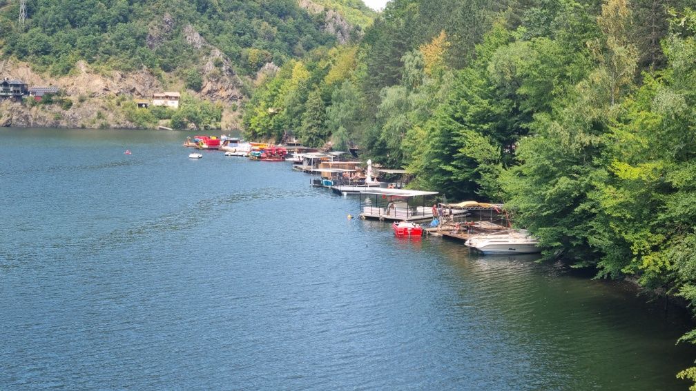 Inchiriez Ponton pe lacul Tarnița, 70 mp.