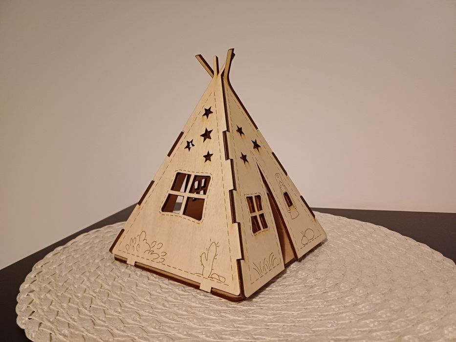 Decoratiune tip cort indian iluminata cu lumanare led