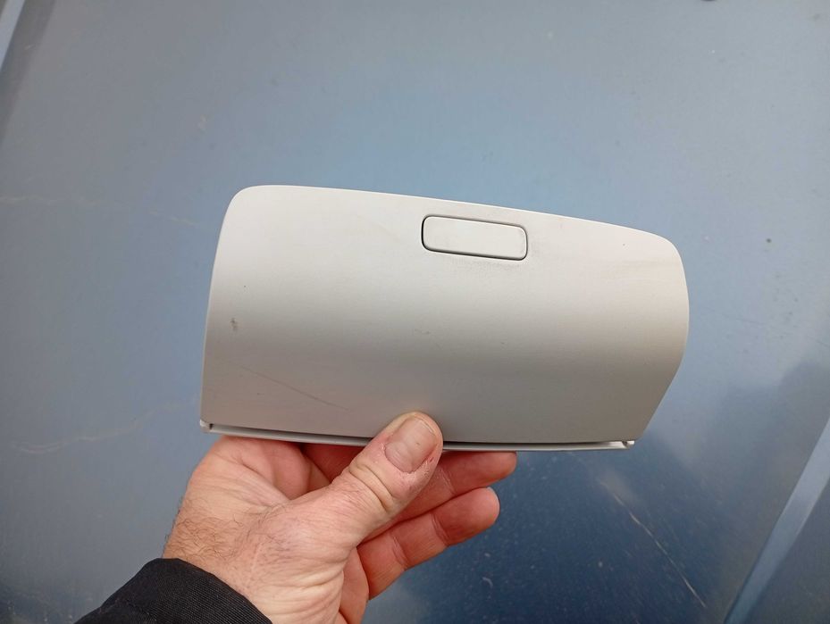 Продавам поставка за очила и бутони за Голф 5 и Голф 6