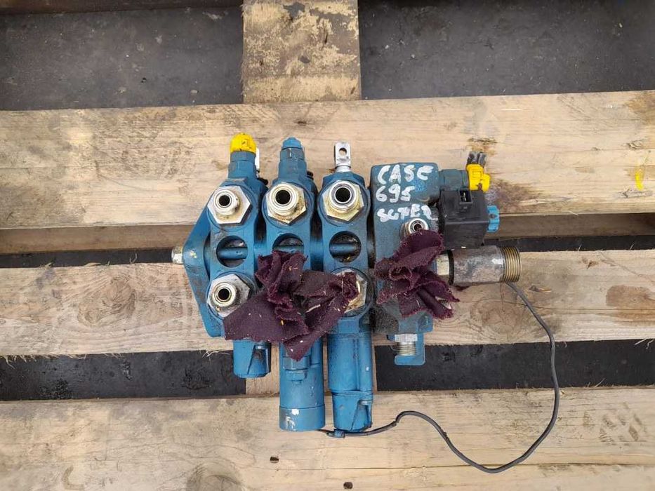 Distribuitor hidraulic buldoexcavator Case 580 , 595 , 695 Super R