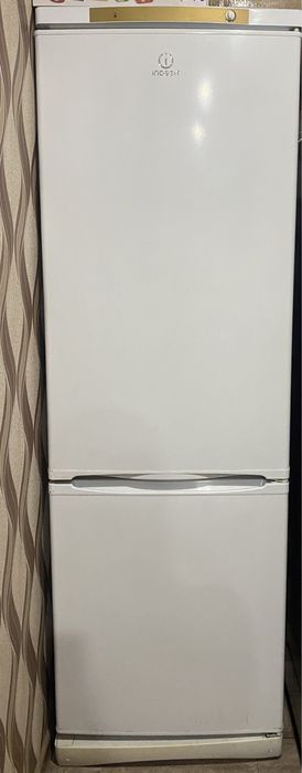 холодильник на запчасти , срочно продаю