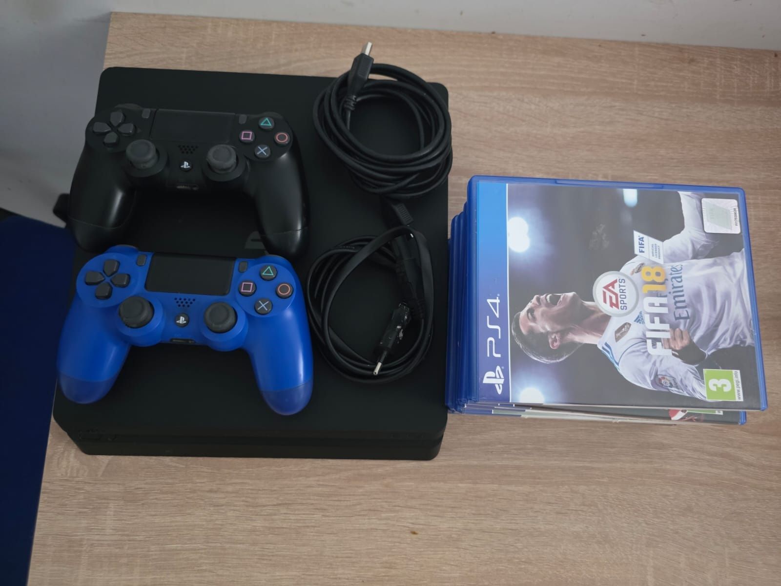 Vând consola PlayStation 4 slim 500GB