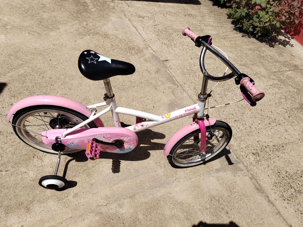 Bicicleta fetita B-twin cu roti ajutătoare și cască