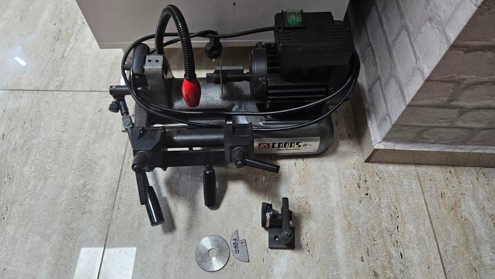 Ключарска машина за касови ключове Canas с приставка за Форд ключове