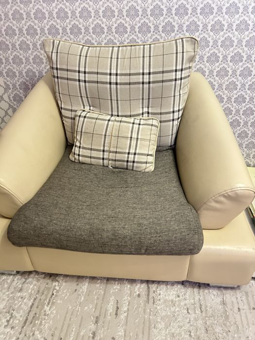 Продаю диван и кресло в хорошем состояний самовывоз .