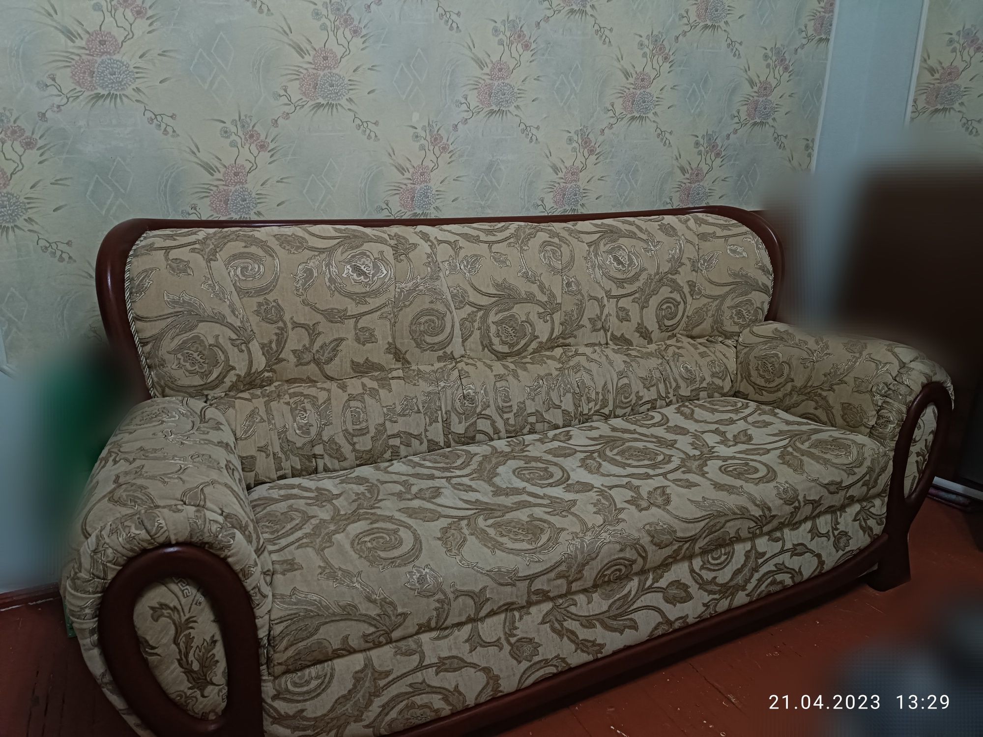 Большой широкий красивый диван удобный