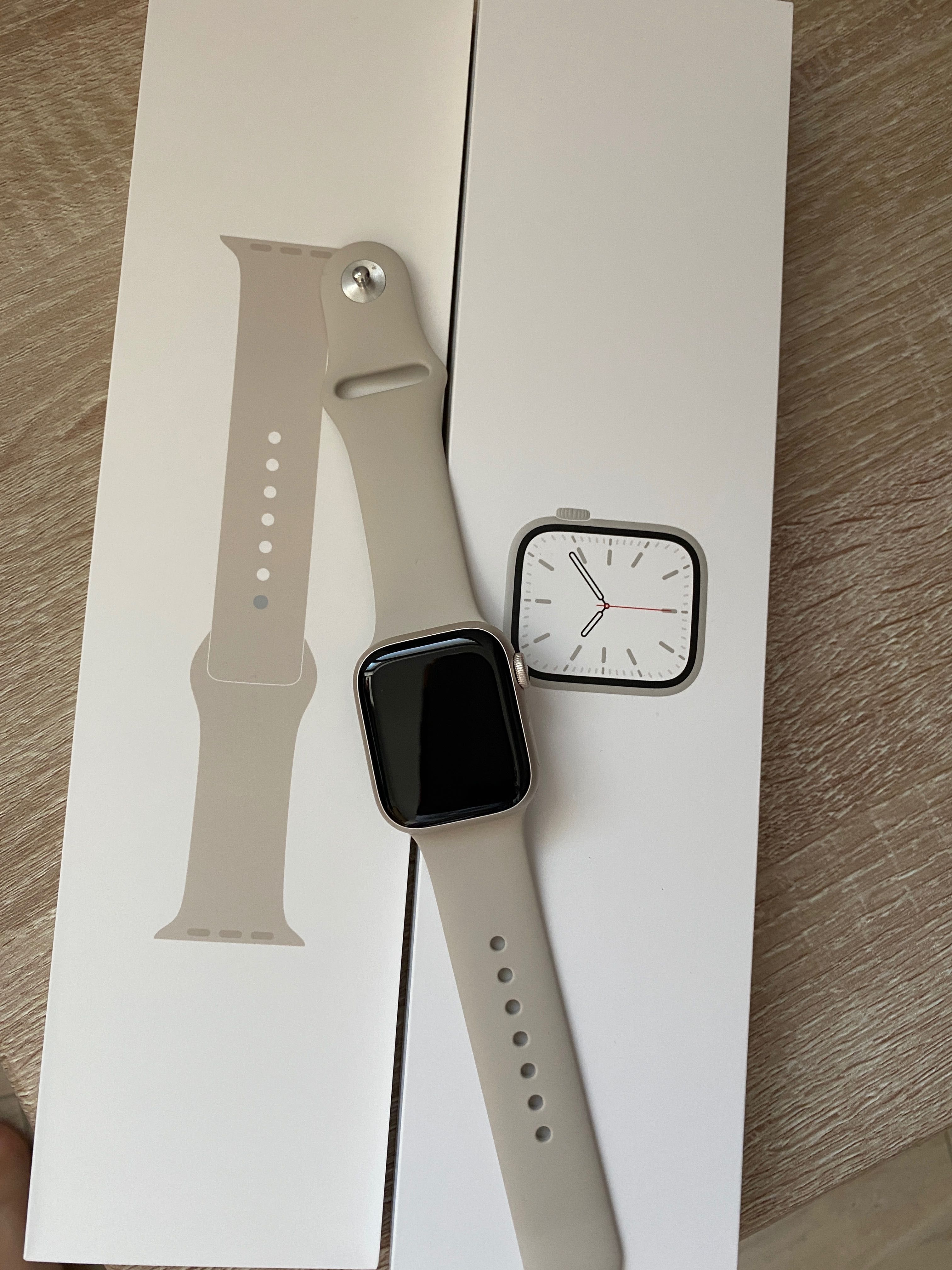 Apple Watch series 7, 41mm, starlight aluminium case.