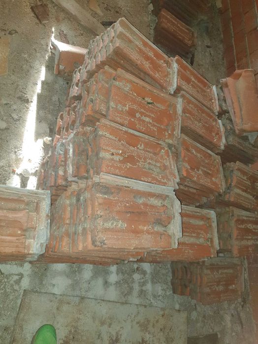 Керемиди / използвани 700-800бр./ 200лв.