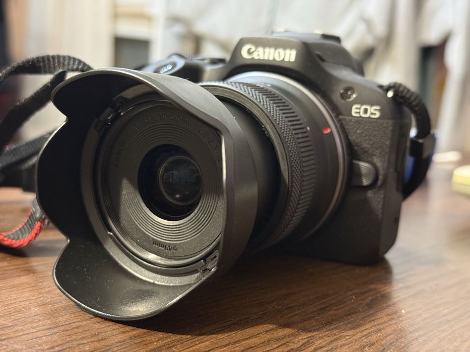 Фотоапарат Canon EOS R100 и обектив RF-S 18-45мм 64GB SD card и чанта